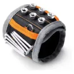 Brazalete magnético para herramientas sujetando tuercas y tornillos metálicos.
