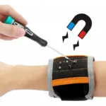 Brazalete magnético para herramientas sujetando tornillos pequeños, usado por un técnico mientras trabaja.