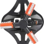 Aspersor rociador de jardín 360 con base negra y tres brazos rociadores naranja y gris.
