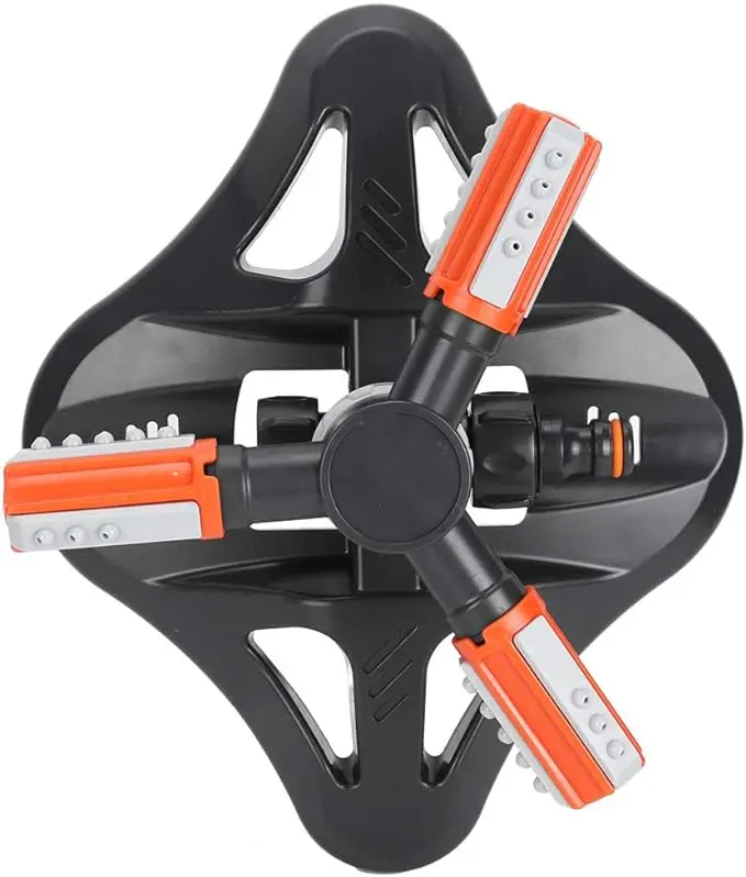 Aspersor rociador de jardín 360 con base negra y tres brazos rociadores naranja y gris.