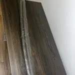 Set x2 protectores de goma para puerta enrollados en plástico sobre mesa de madera oscura.