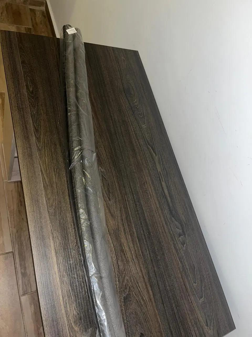 Set x2 protectores de goma para puerta enrollados en plástico sobre mesa de madera oscura.