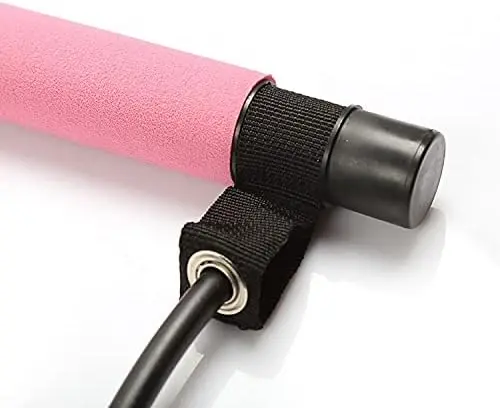 Barra elástica para Pilates con agarre rosado y banda de resistencia negra.