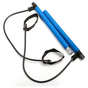 Barra de pilates azul con bandas de resistencia y asas para ejercicios de tonificación.