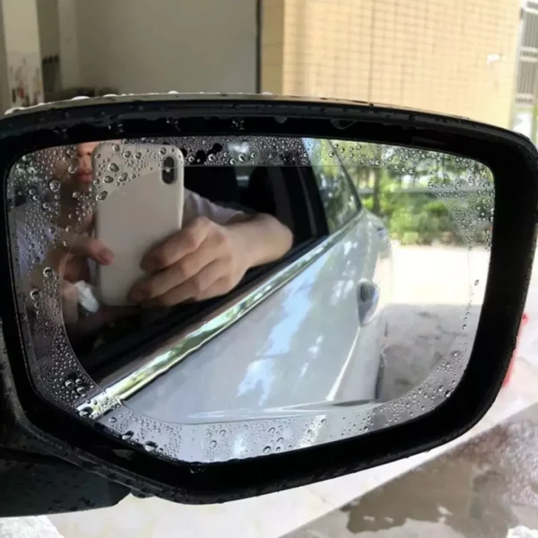 Película antiempañante para espejos retrovisores de carro con gotas de agua, reflejo de persona con celular.