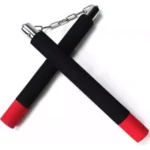Chacos de entrenamiento con mango antideslizante, cadena metálica y puntas rojas.
