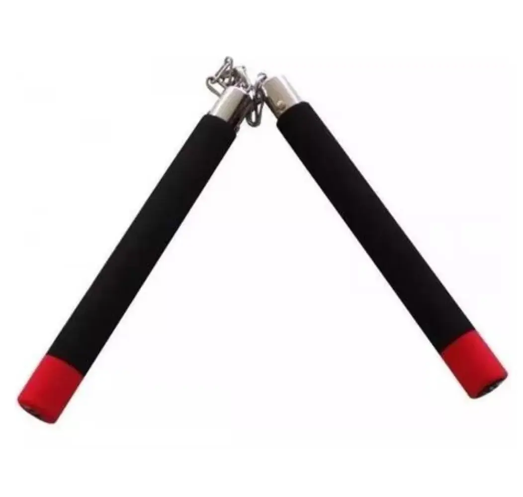 Chacos negros con mango antideslizante y extremo rojo, listos para entrenamiento de artes marciales.
