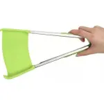 Pinza espátula verde con mangos metálicos, sujetada por una mano.