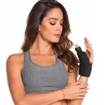 Inmovilizador ortopédico de pulgar ajustable para mujer con soporte negro y top deportivo gris.