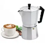 Cafetera italiana de aluminio plateado para 12 tazas de expreso, con taza de café con leche y granos tostados.