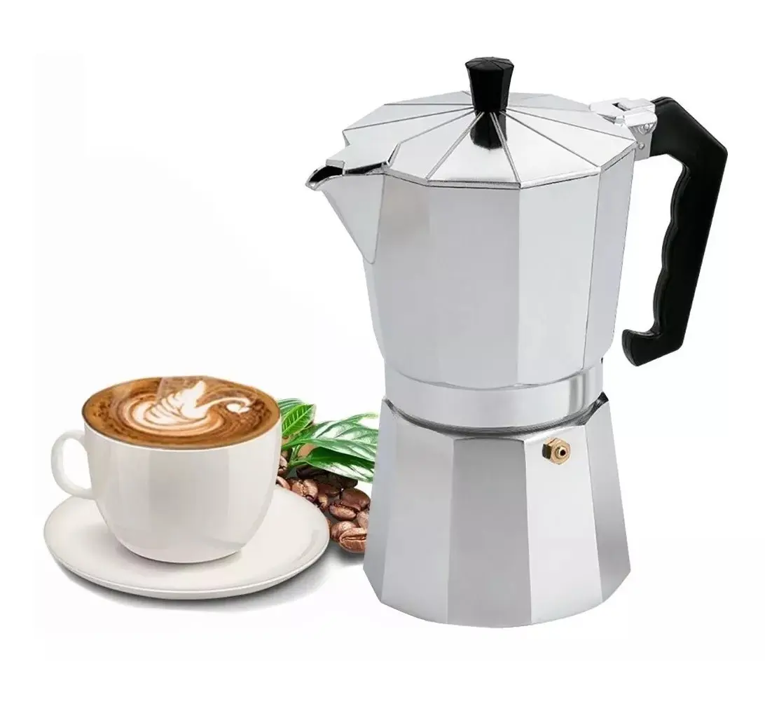 Cafetera italiana de aluminio plateado para 12 tazas de expreso, con taza de café con leche y granos tostados.