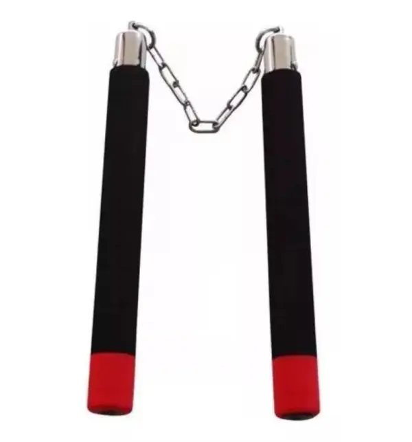Chacos negros con mango antideslizante y remates rojos, unidos por cadena de metal, para entrenamiento.
