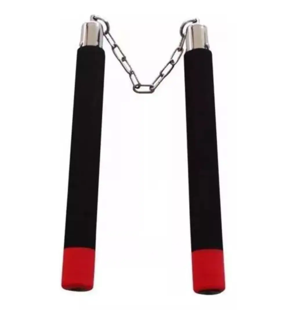 Chacos negros con mango antideslizante y remates rojos, unidos por cadena de metal, para entrenamiento.