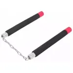 Chacos negros con mango antideslizante y tapas rojas, unidos por cadena, ideales para entrenamiento.