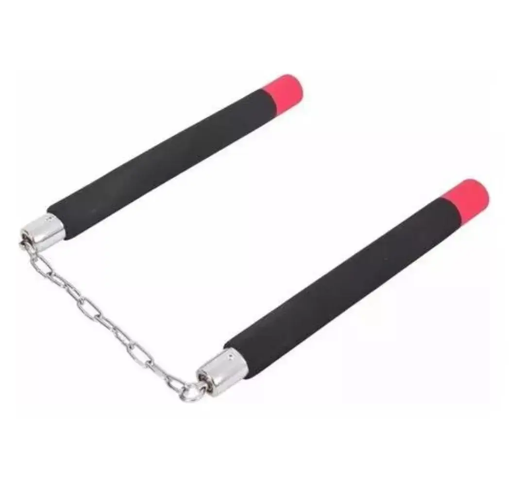 Chacos negros con mango antideslizante y tapas rojas, unidos por cadena, ideales para entrenamiento.