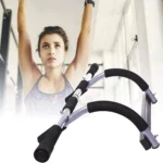 Barra para abdominales en marco de puerta con mujer haciendo dominadas y equipo deportivo.