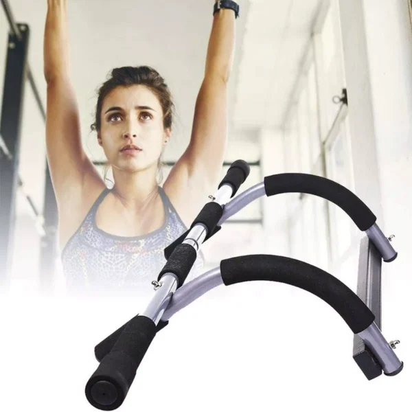 Barra para abdominales en marco de puerta con mujer haciendo dominadas y equipo deportivo.