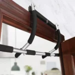 Barra de ejercicios para marcos de puerta con agarres acolchados para entrenar en casa.