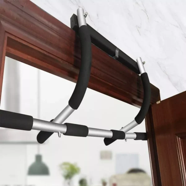 Barra de ejercicios para marcos de puerta con agarres acolchados para entrenar en casa.