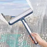 Set de 2 limpiadores de vidrios con cepillo: limpia ventanas y superficies de cristal con facilidad.