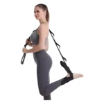 Banda de yoga para estirar piernas y rehabilitación, con tobillera y agarres, mujer en movimiento.