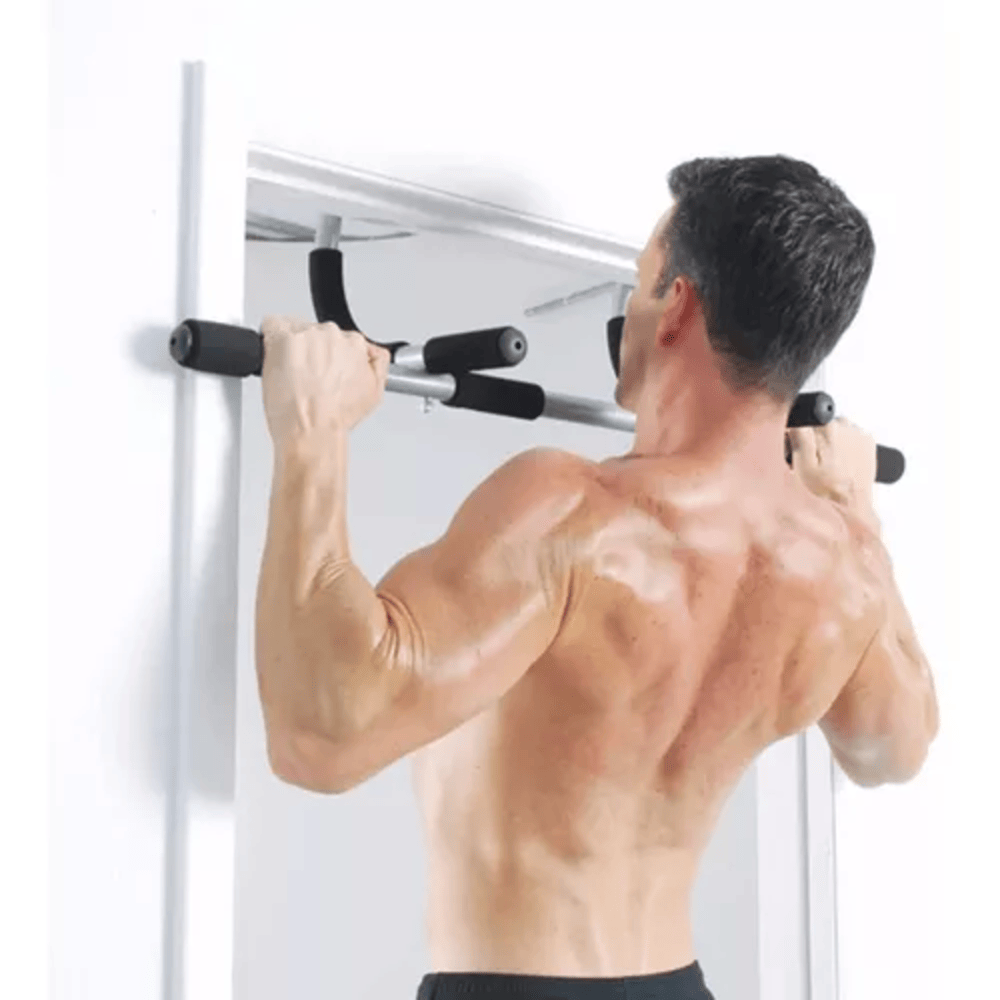 Barra para puerta para abdominales: hombre haciendo dominadas y fortaleciendo su espalda.