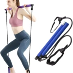 Barra elástica para pilates, mujer haciendo sentadilla con banda de resistencia.