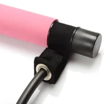 Barra Elástica Para Pilates rosa con accesorio negro y banda de resistencia.