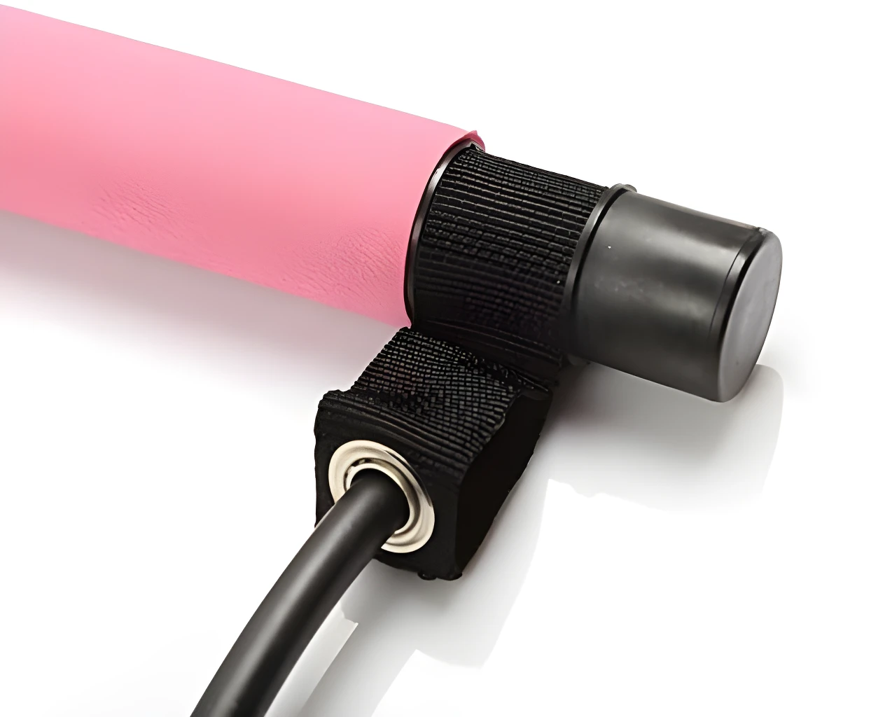 Barra Elástica Para Pilates rosa con accesorio negro y banda de resistencia.