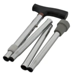 Bastón plegable portátil de metal cromado con empuñadura negra y goma gris.