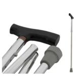 Bastón plegable portátil plateado con mango ergonómico negro y punta de goma gris.