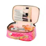 Bolso organizador de maquillaje viajero color rosa brillante, con compartimentos para brochas y perfumes.