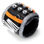 Brazalete magnético para herramientas: tuercas y tornillos organizados en la muñeca.