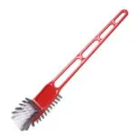 Cepillo de limpieza doble 360° para baños, mango rojo con cerdas blancas y grises.