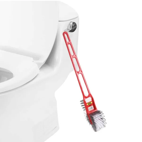 Cepillo doble 360 para limpieza de baños, con mango rojo, junto a un inodoro blanco.