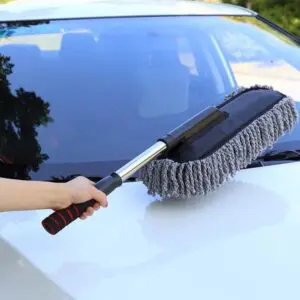 Cepillo limpiador para carro con mango retráctil y cerdas de microfibra gris para parabrisas.