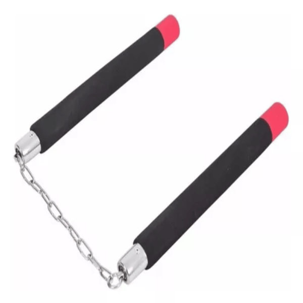 Chacos con mango antideslizante negro y puntas rojas, unidos por cadena metálica para entrenamiento.
