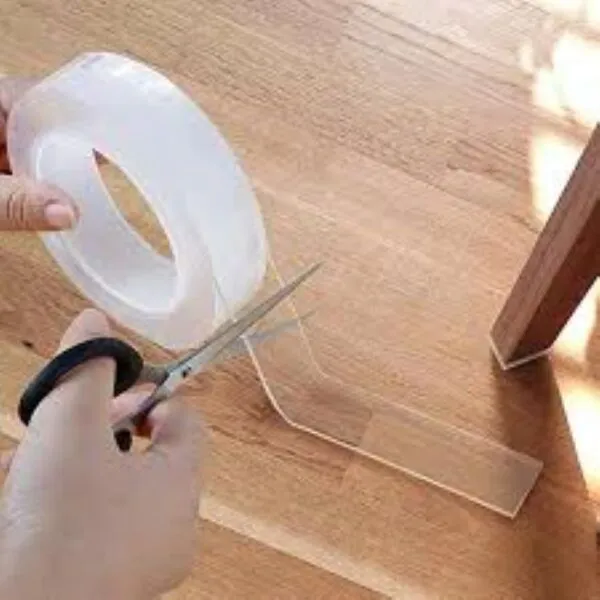 Cinta de silicona lavable transparente de doble faz, ideal para fijar objetos a la madera.