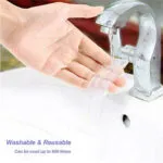 Cinta adhesiva de silicona transparente lavable colocada bajo el chorro de agua de un grifo, ideal para manos.