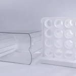Contenedor de huevos transparente y blanco con compartimentos, para organizar huevos.