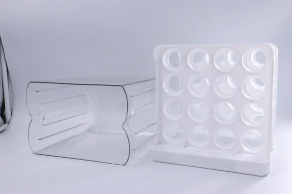 Contenedor de huevos transparente y blanco con compartimentos, para organizar huevos.