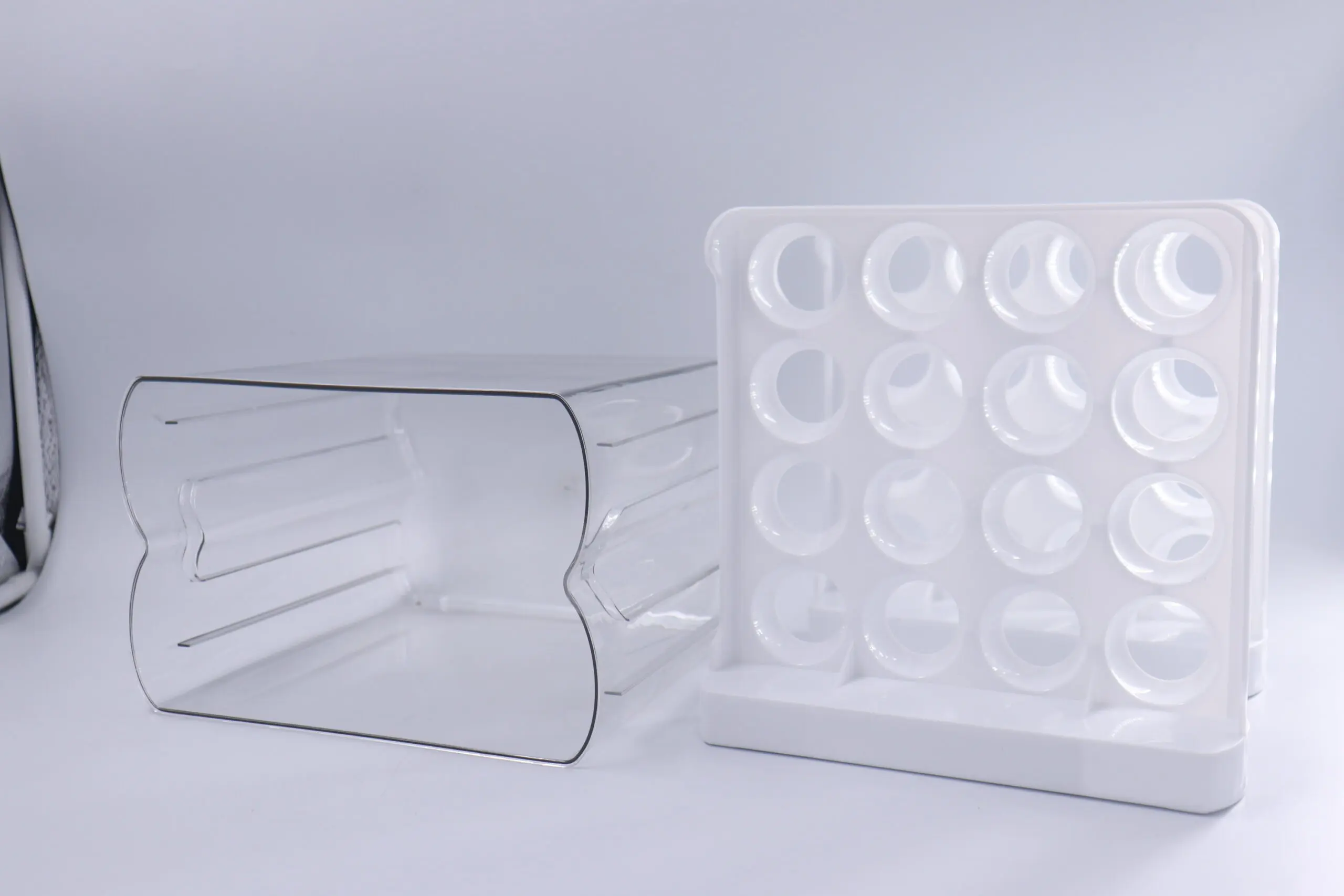 Contenedor de huevos transparente y blanco con compartimentos, para organizar huevos.