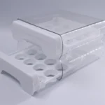 Contenedor de huevos con diseño deslizable y tapa transparente, ideal para refrigerador.