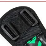 Corrector de postura con flechas verdes y hebillas ajustables, detalle de diseño ergonómico.
