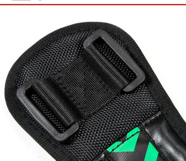 Corrector de postura con flechas verdes y hebillas ajustables, detalle de diseño ergonómico.