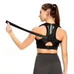 Corrector de postura para espalda superior con flechas verdes, ajustable y ergonómico.