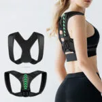 Corrector de postura con flechas verdes para espalda superior, en uso por modelo.
