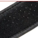 Detalle de corrector de postura de espalda superior con perforaciones y borde texturizado.