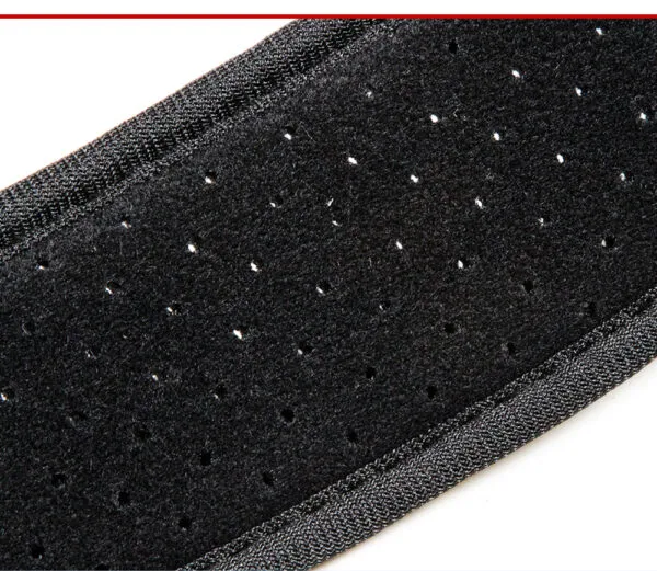 Detalle de corrector de postura de espalda superior con perforaciones y borde texturizado.