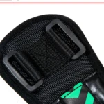 Corrector de postura con flechas para espalda, detalle de correas y hebillas ajustables.